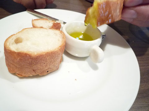 レストランゴロゼットのパンはオイルで食べる