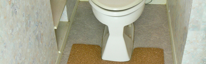 トイレにコルクですべり防止、立ち上がり補助